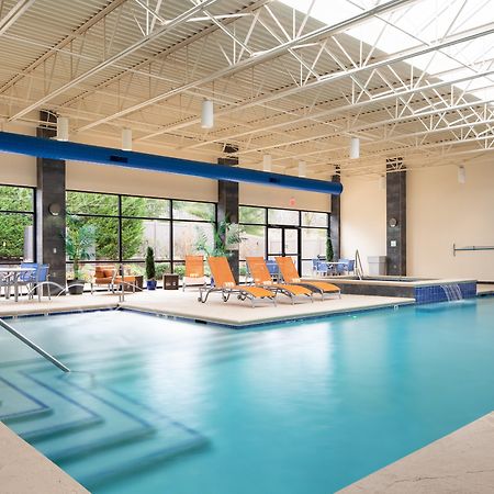 Holiday Inn And Suites Charleston West By Ihg Exterior photo
