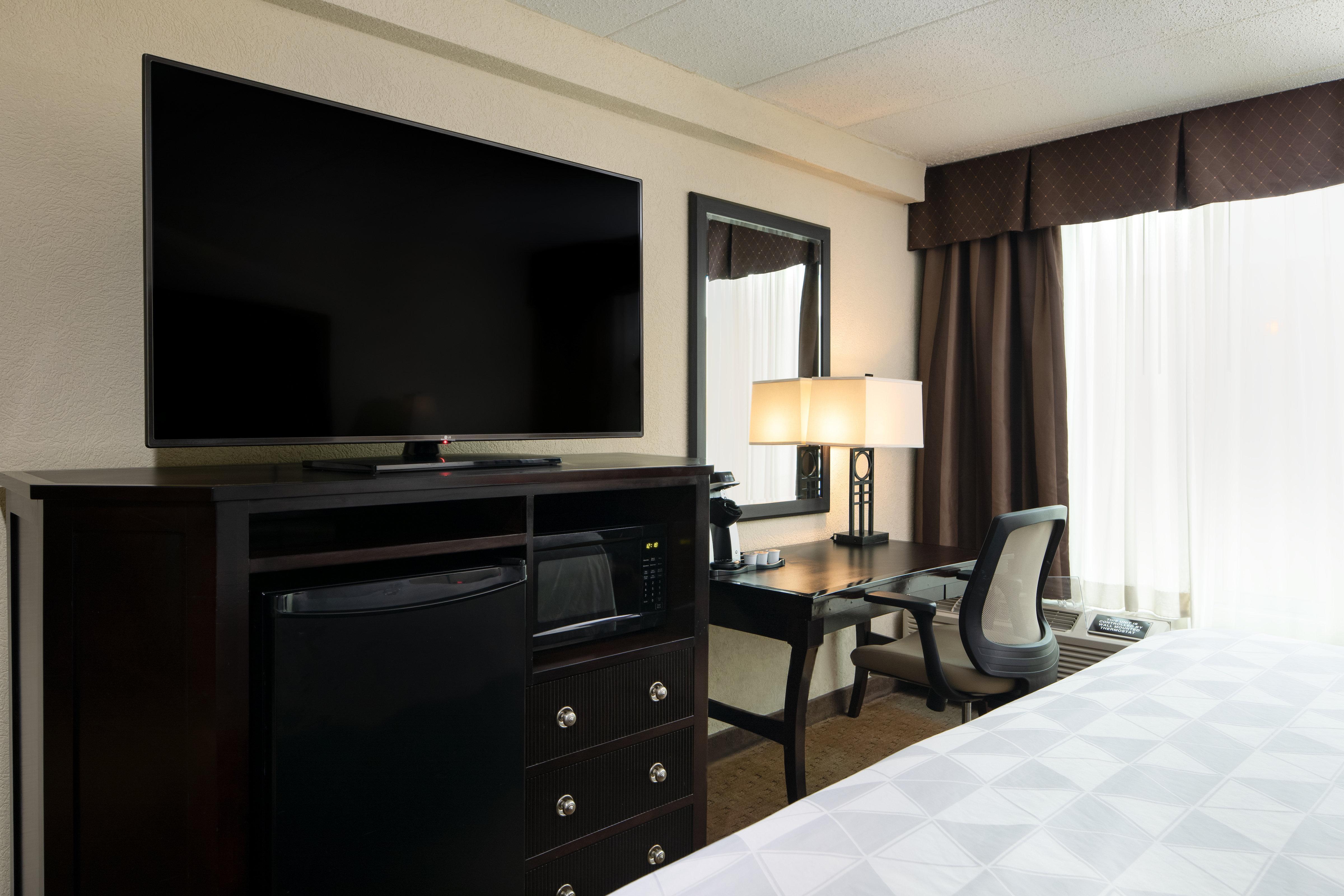Holiday Inn And Suites Charleston West By Ihg Exterior photo