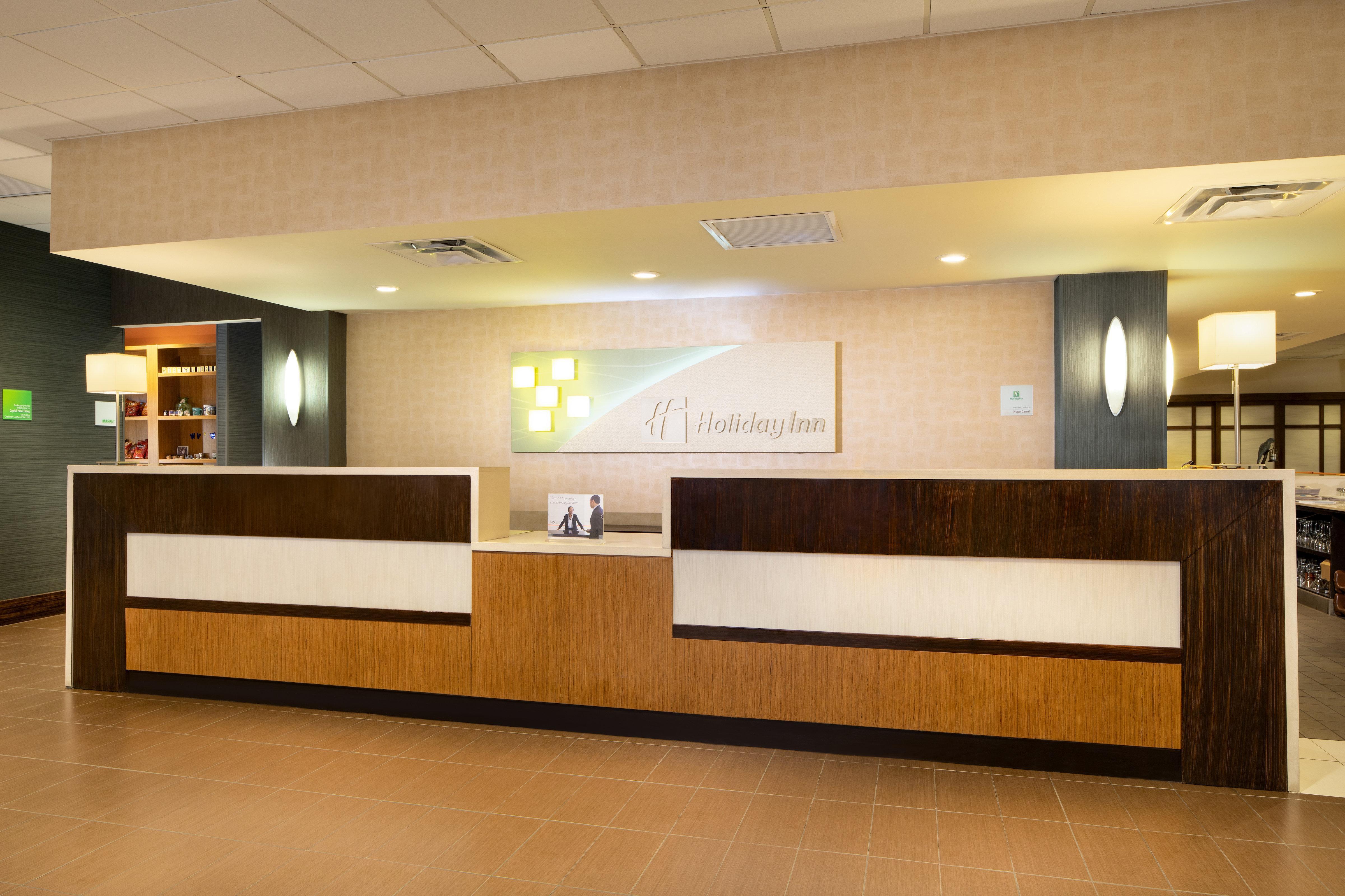 Holiday Inn And Suites Charleston West By Ihg Exterior photo