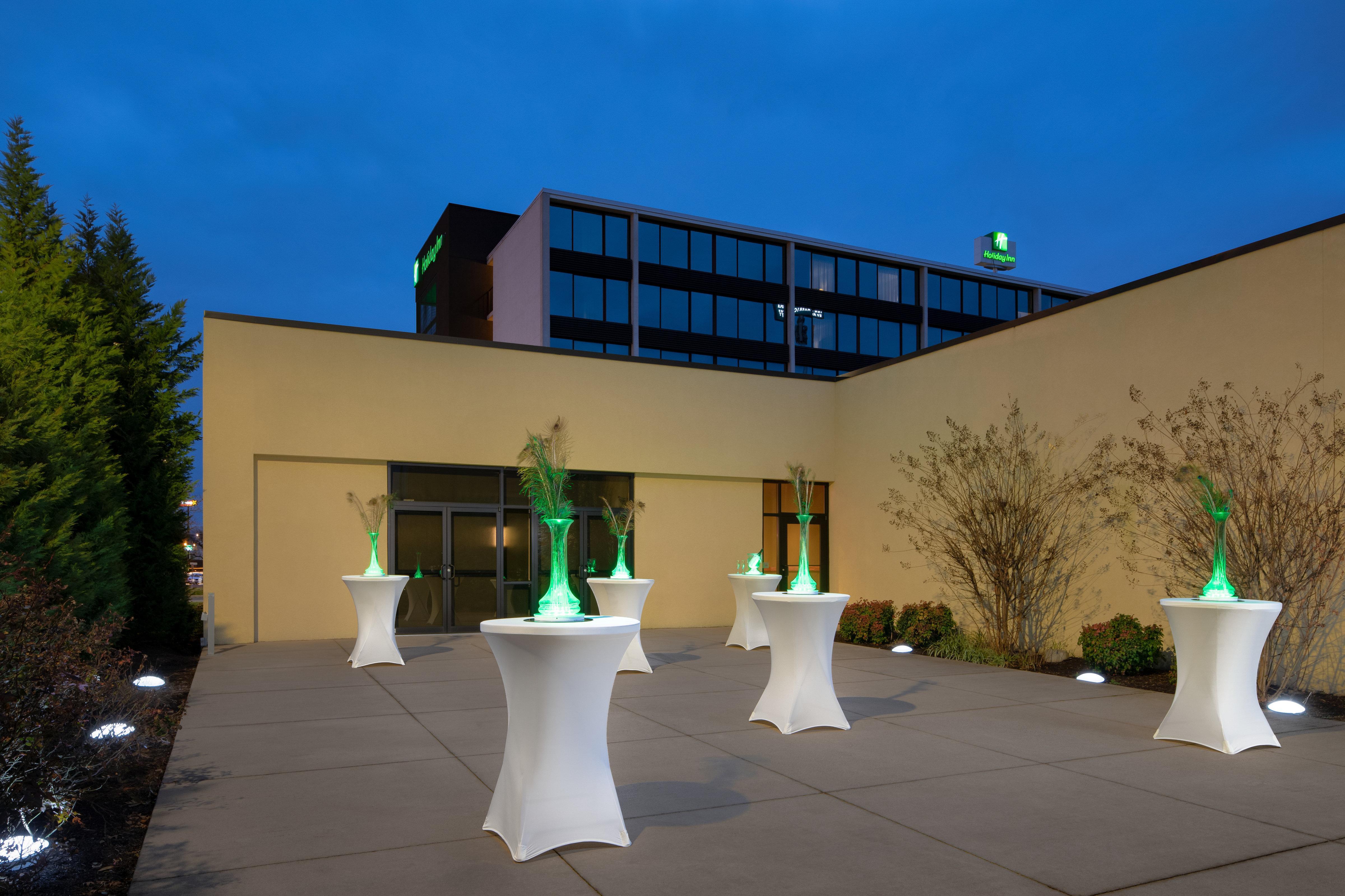 Holiday Inn And Suites Charleston West By Ihg Exterior photo