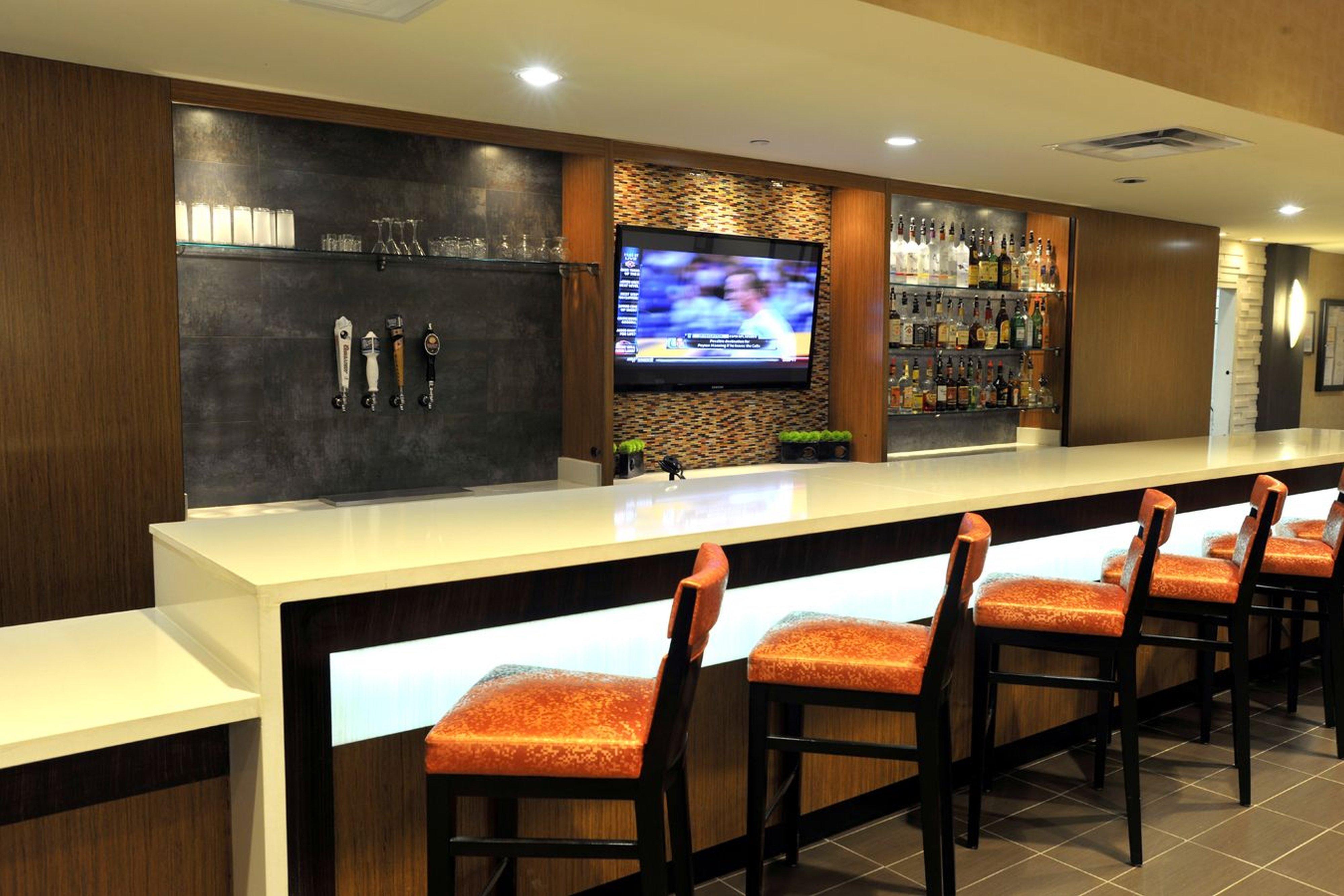 Holiday Inn And Suites Charleston West By Ihg Exterior photo