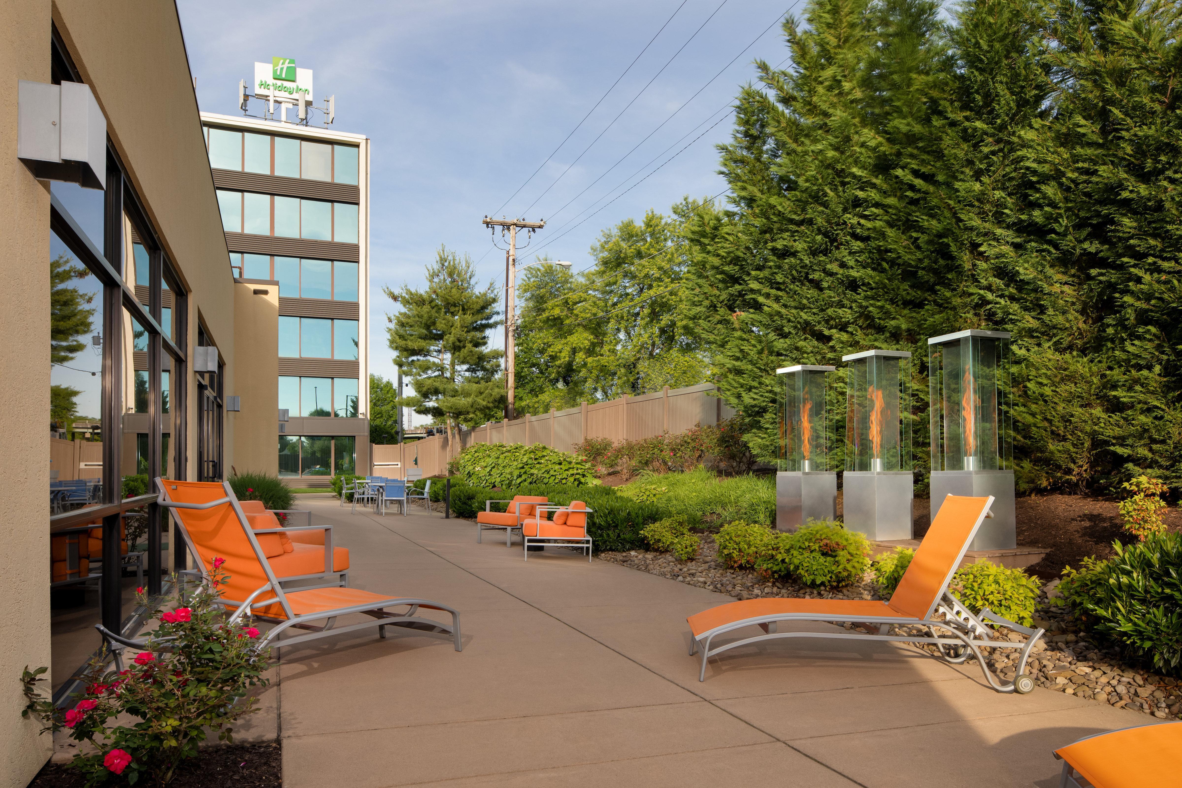 Holiday Inn And Suites Charleston West By Ihg Exterior photo