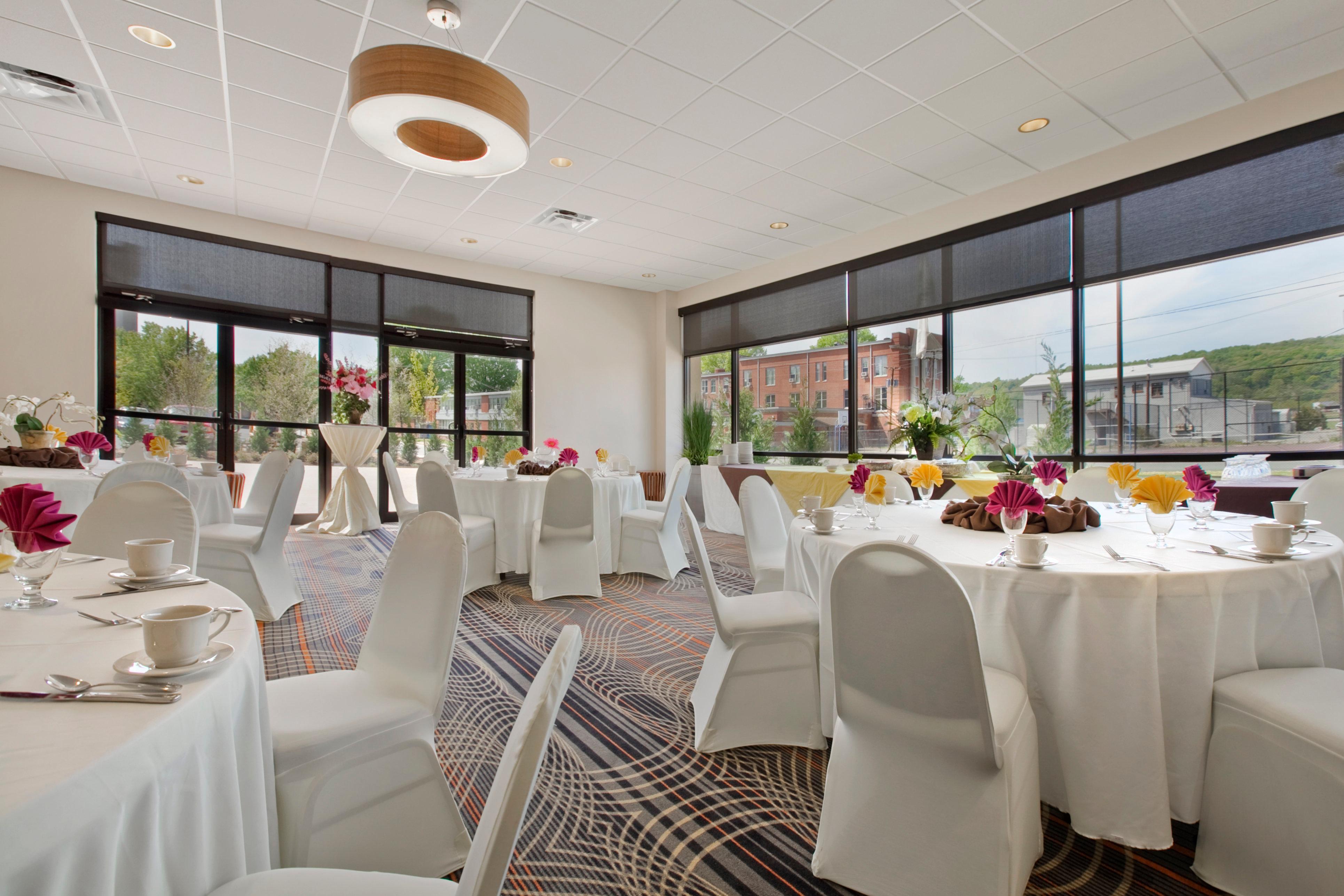 Holiday Inn And Suites Charleston West By Ihg Exterior photo