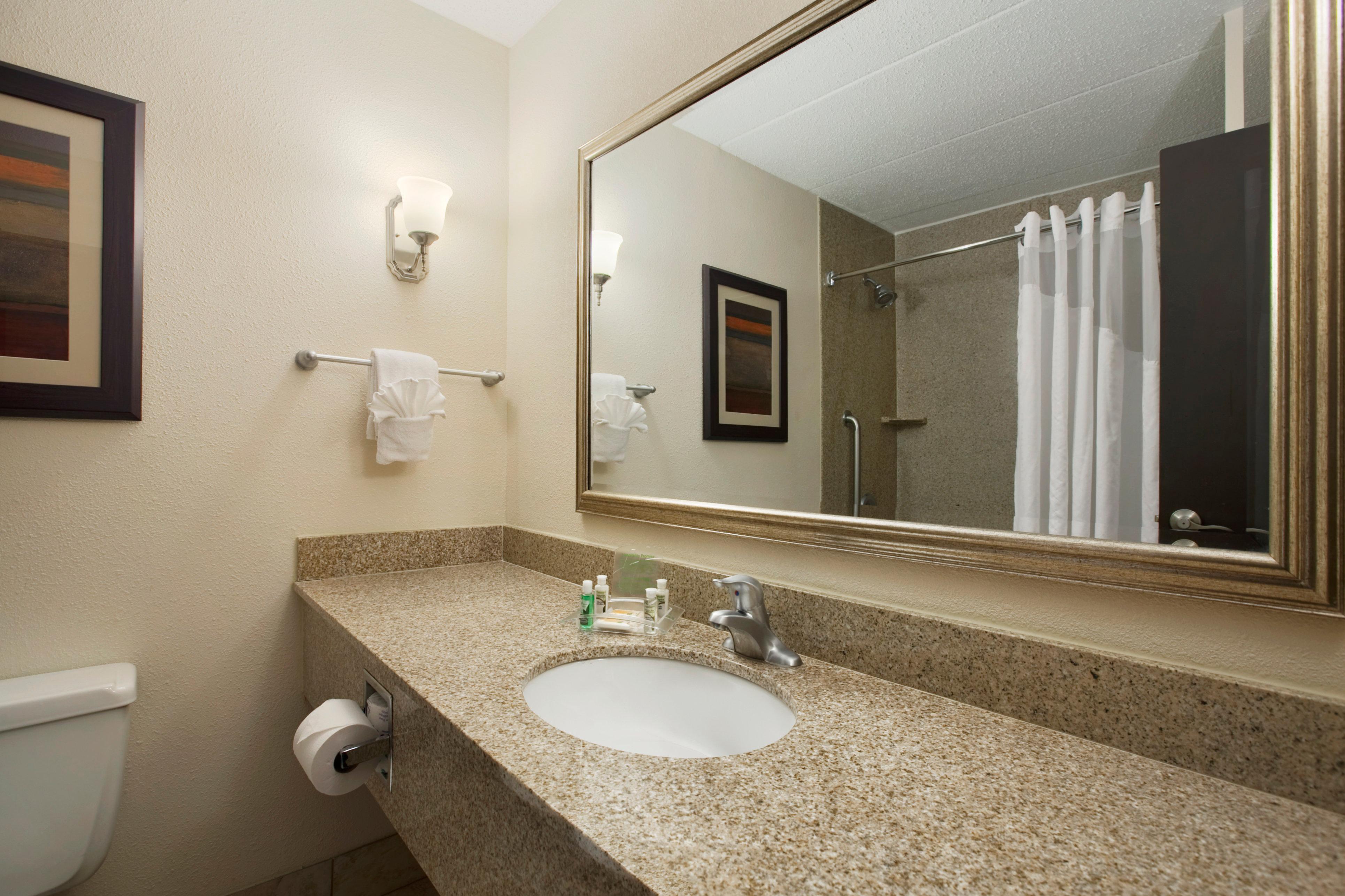 Holiday Inn And Suites Charleston West By Ihg Exterior photo