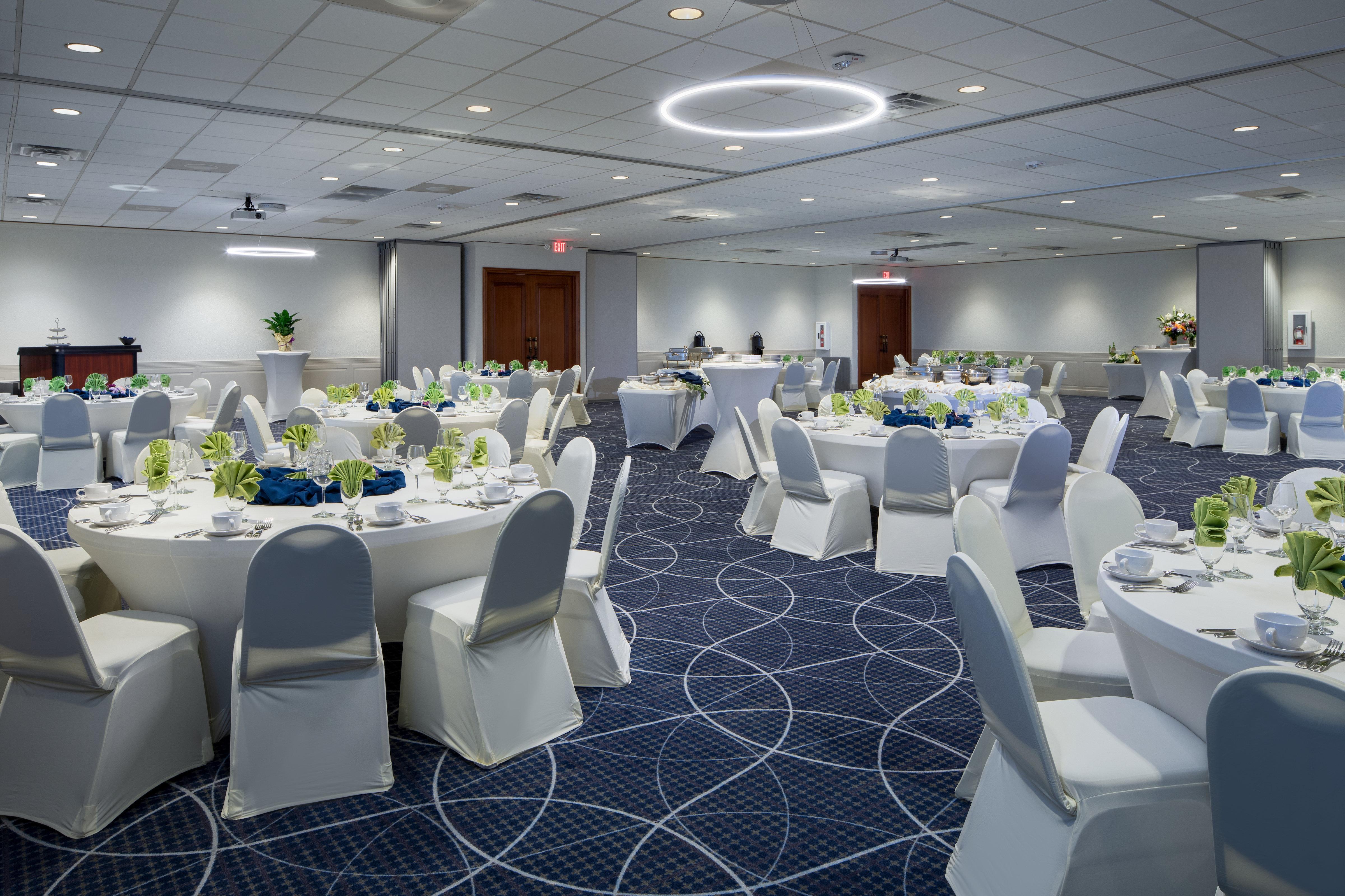 Holiday Inn And Suites Charleston West By Ihg Exterior photo