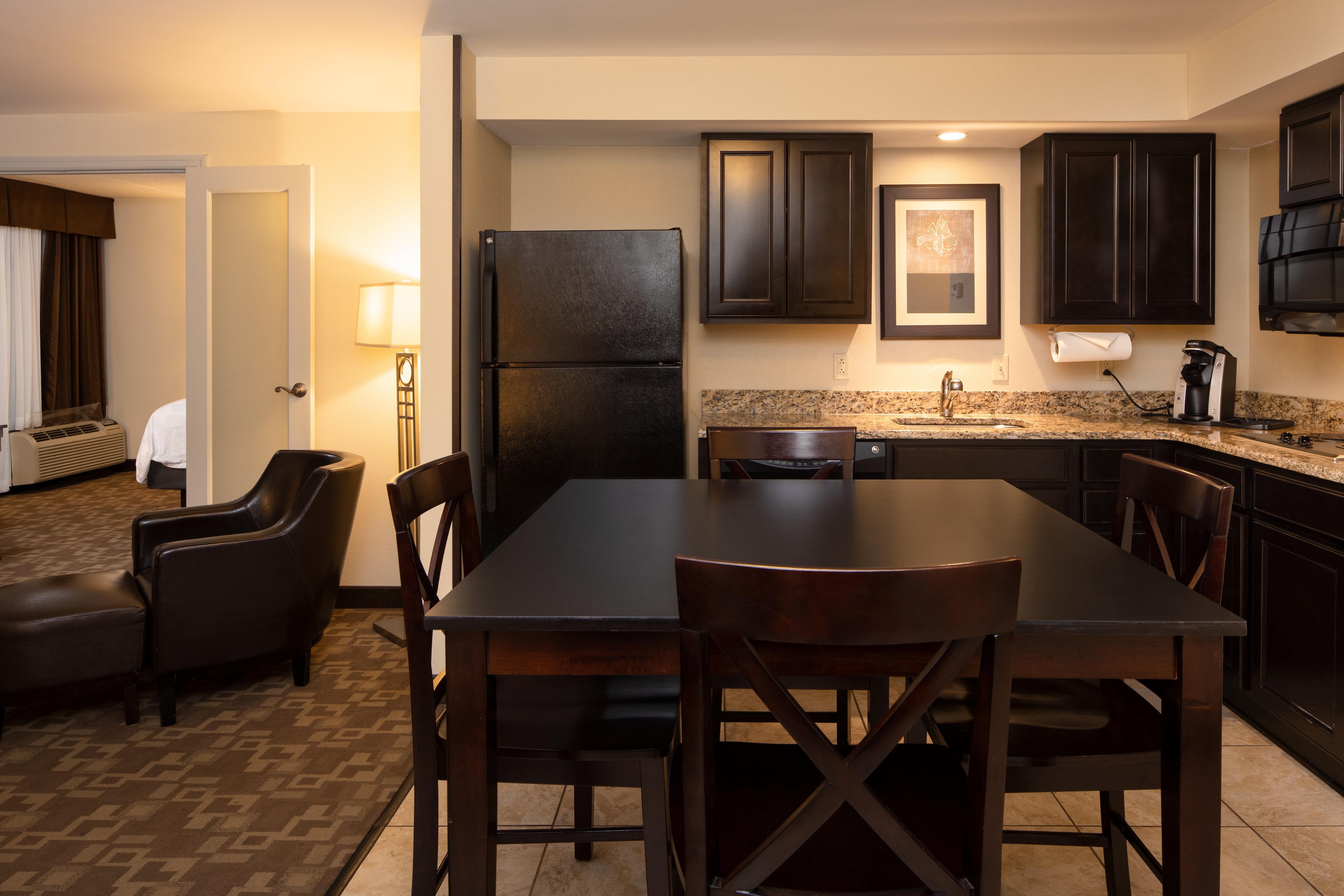 Holiday Inn And Suites Charleston West By Ihg Exterior photo