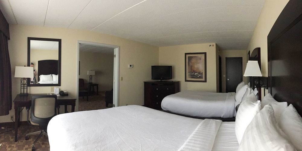 Holiday Inn And Suites Charleston West By Ihg Exterior photo