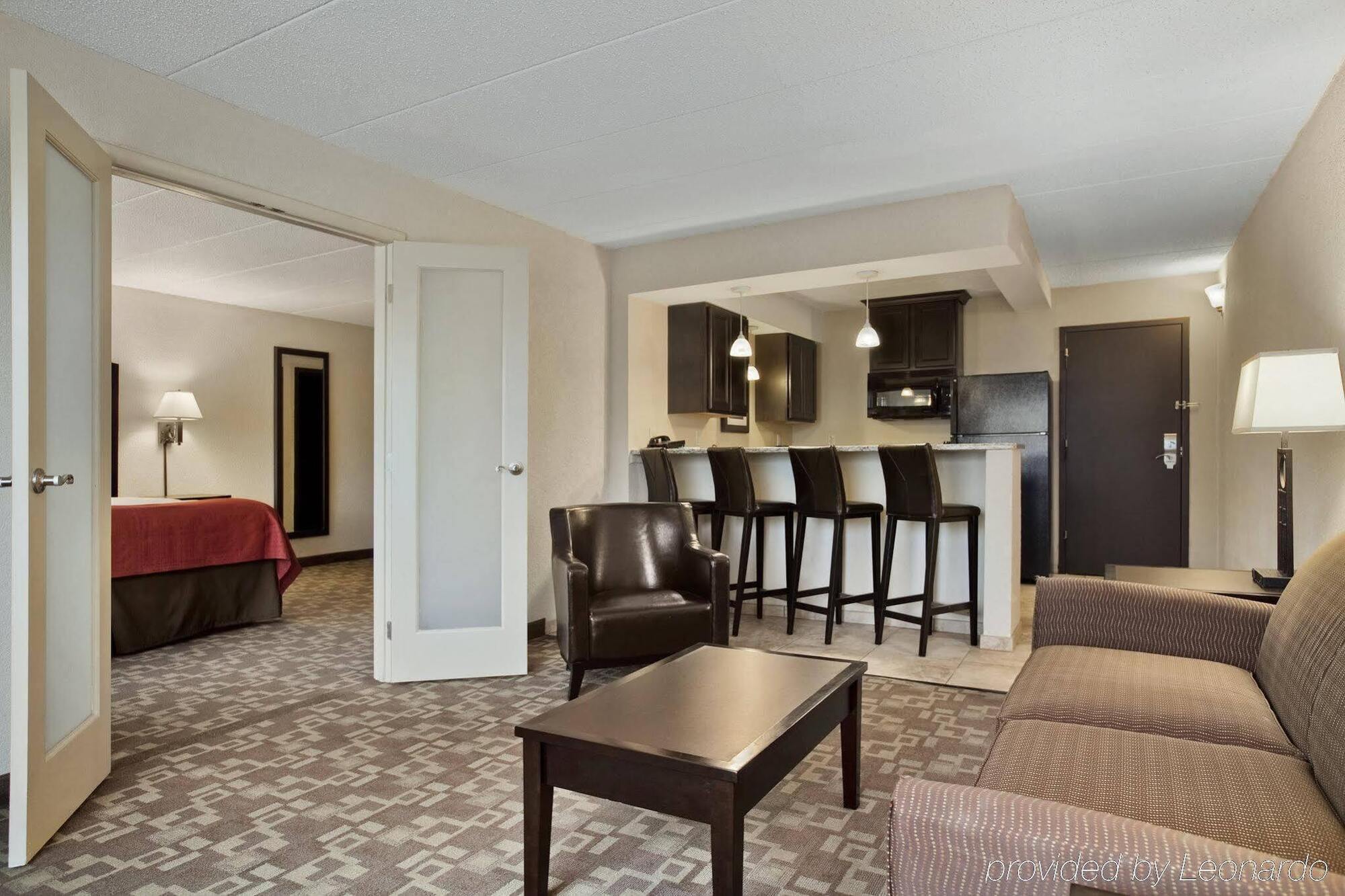Holiday Inn And Suites Charleston West By Ihg Exterior photo