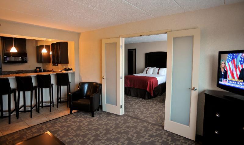 Holiday Inn And Suites Charleston West By Ihg Exterior photo